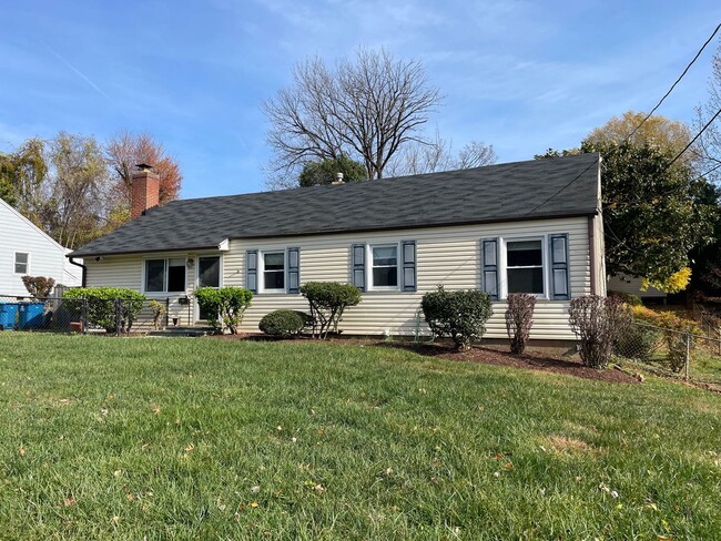 Building Photo - Cheerful 3 Bedroom 2 Bathroom With Office And Spacious Fenced Yard In Beautiful Pimmit Hills