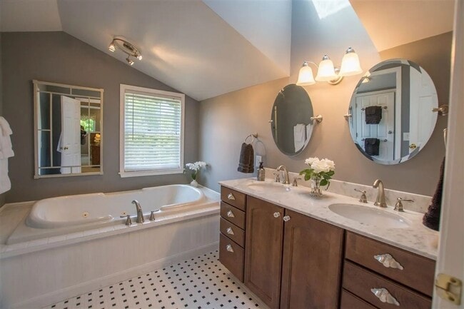 Building Photo - Spacious 4-Bedroom Home for Rent in Williston, VT