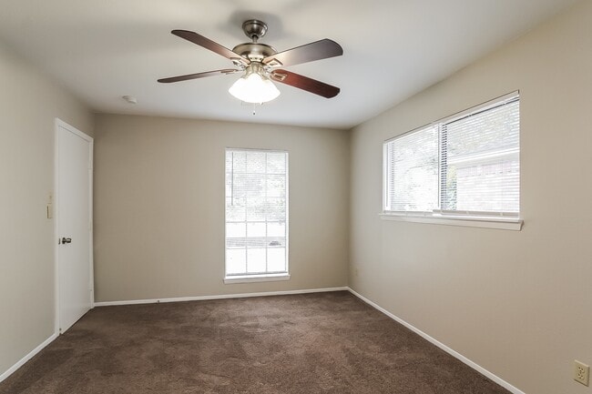 Building Photo - 9 W Bigelow Oak Ct