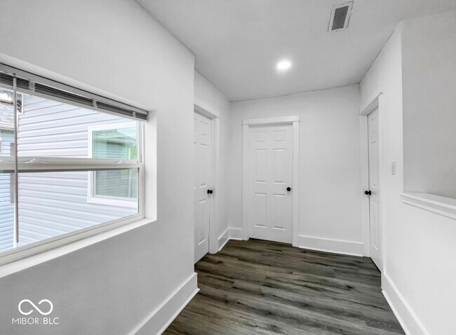 Building Photo - 4923 E University Ave