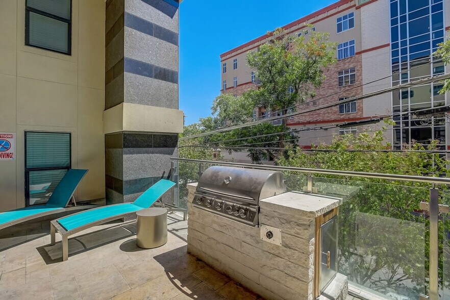 Building Photo - 800 W 26th St