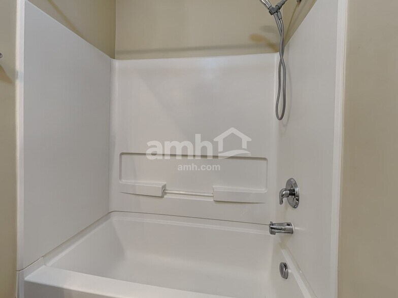 Building Photo - 4 Laurel Ln