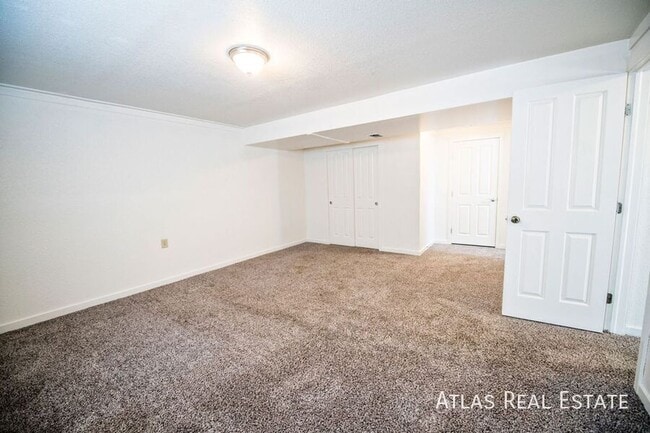 Building Photo - 2001 W Caspian Pl