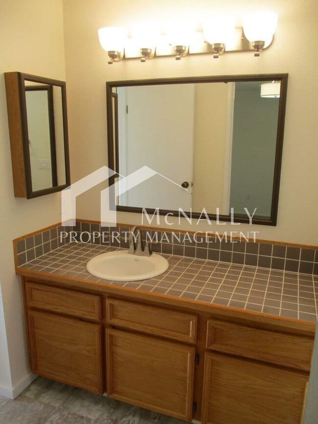 Building Photo - 4 Bedroom, 1.75 Bathroom Home in North Tacoma