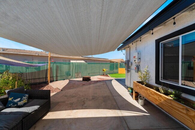 Building Photo - 2 Bedroom 1 bath Single Story Home on Large Lot with Solar and Water Purification