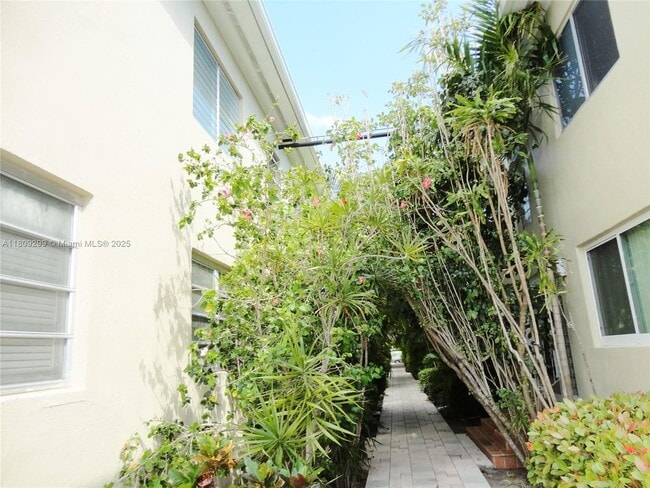 Building Photo - 4740 Pine Tree Dr