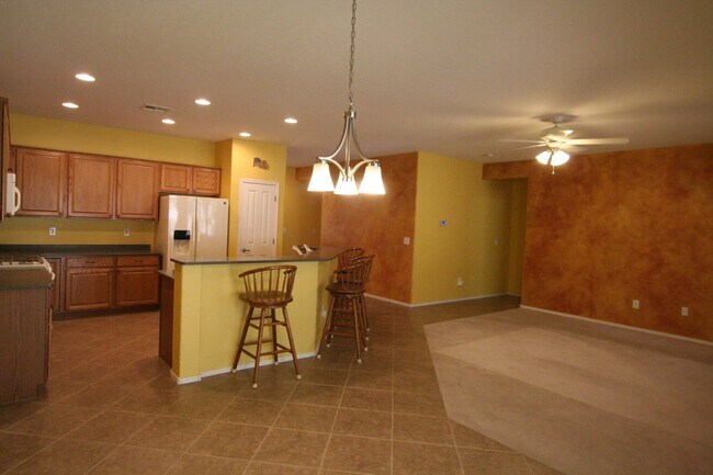 Building Photo - 2 bed w/den, 2 bath, 2 car single story house