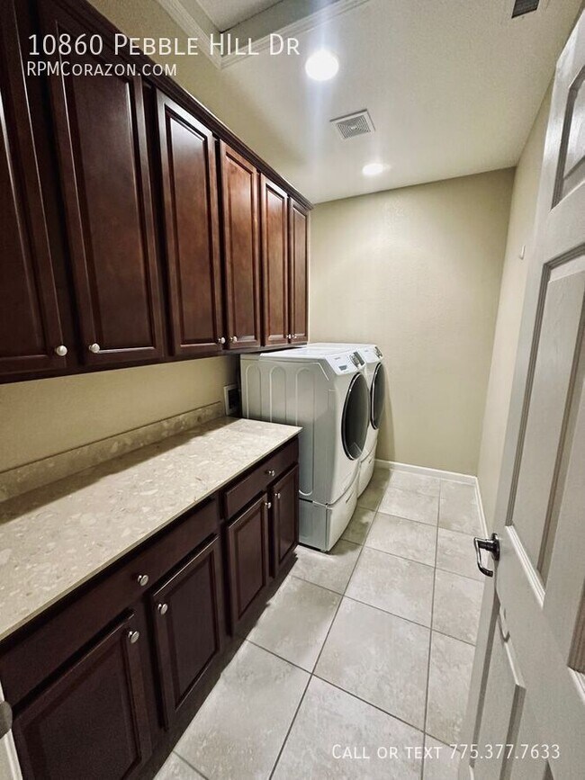 Building Photo - 10860 Pebble Hill Dr