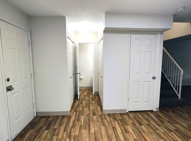 Building Photo - Great 3 Bd 2.5 Bath Townhome