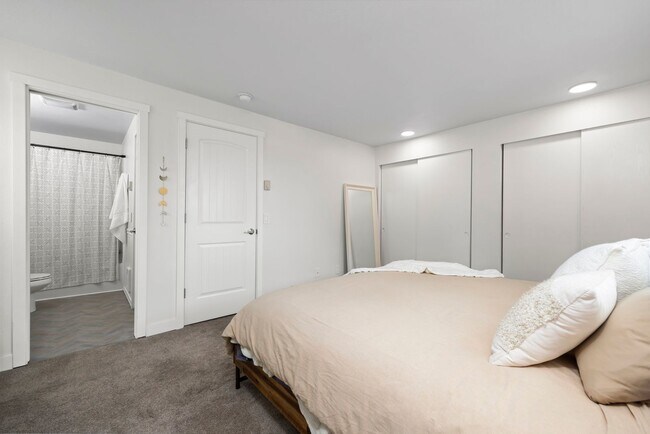 Building Photo - FALL SPECIAL - 1/2 1st month's rent - Styl...