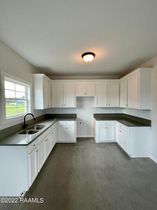 Building Photo - 237 Le Village Loop