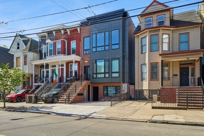 Building Photo - 169 Bowers St