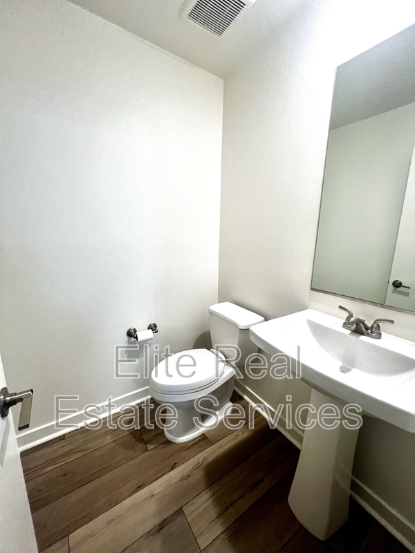 Building Photo - 5465 Seacliff Pl