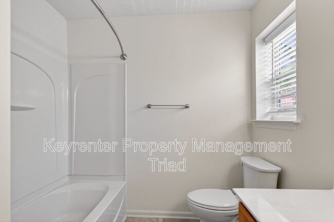 Building Photo - 138 Tannenbaum Cir