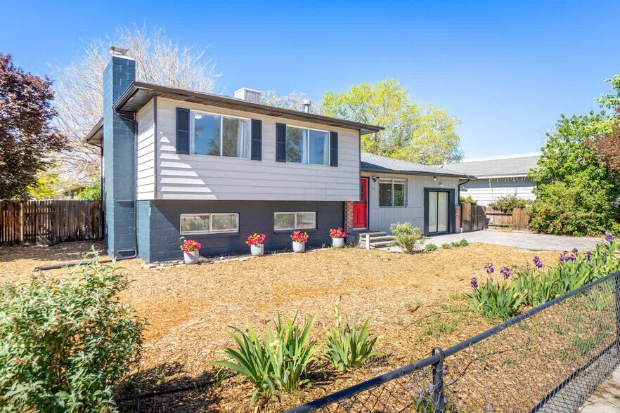 Building Photo - 3201 Everett Dr