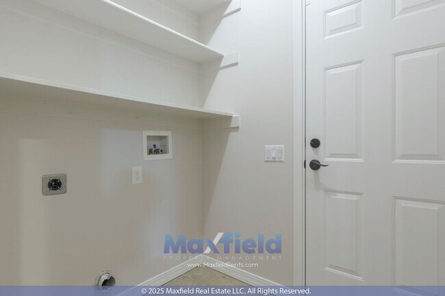 Building Photo - Beautiful 6BD, 3.5BTH, 3GAR Home in Cranberry Hills