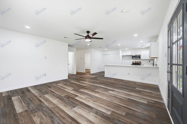 Building Photo - 5901 Farnsworth Ave