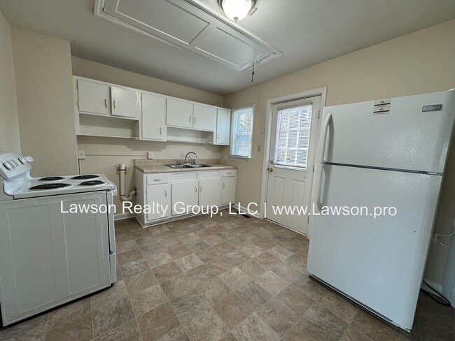 Building Photo - Raleigh Court Three Bedroom with Garage