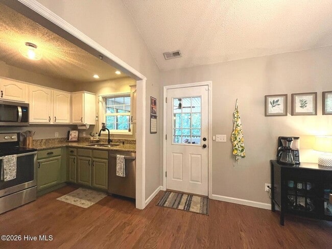 Building Photo - 2400 Longleaf Dr SW