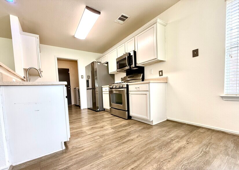 Building Photo - 913 Coronation Way