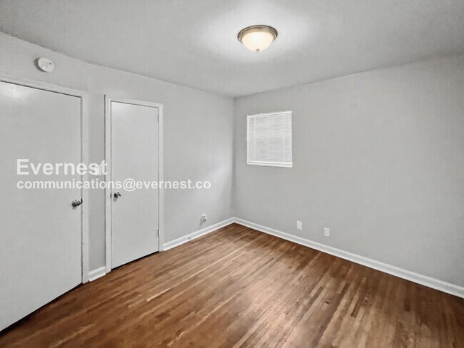 Building Photo - 1824 Maplecrest Ln