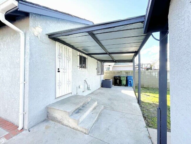 Building Photo - 439 W Buckthorn St