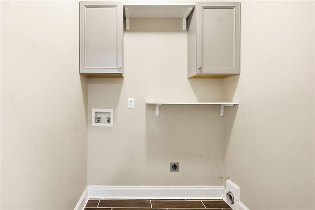 Building Photo - 2058 Woodside Park Dr