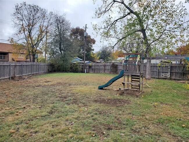 Building Photo - 807 Fernwood Cove