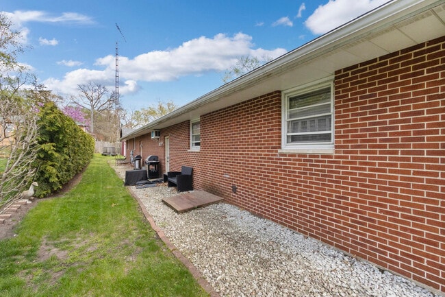 Building Photo - 309 S Joliet St