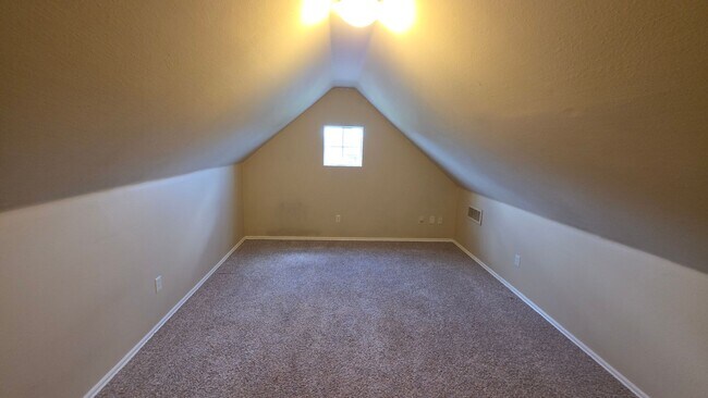 Building Photo - 3 bed 2 bath & bonus room - 2 car garage - Pool and playground