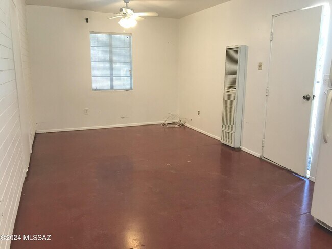 Building Photo - 720 N Irving Cir