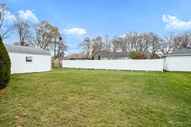 Building Photo - 685 Barrally St