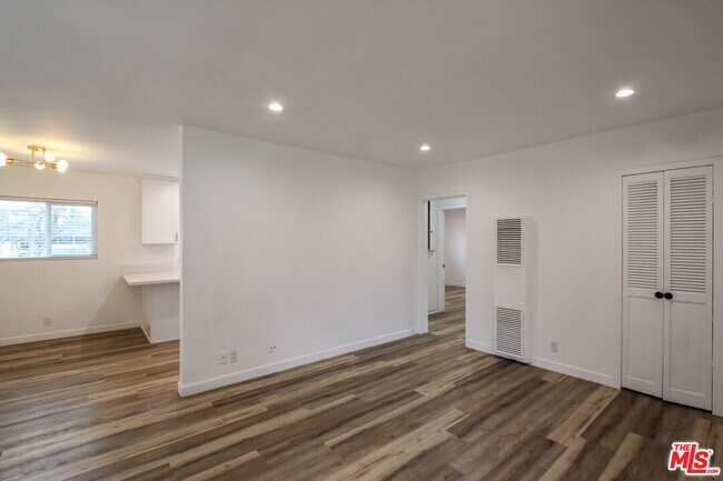 Building Photo - 12942 Moorpark St