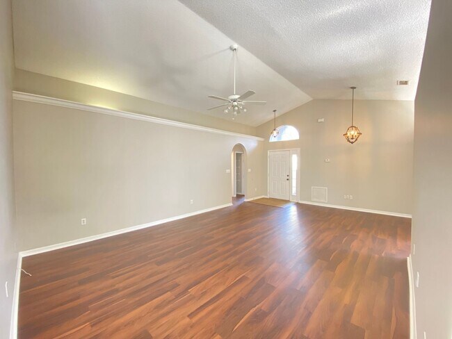 Building Photo - View this home today and Move in July 3rd!...