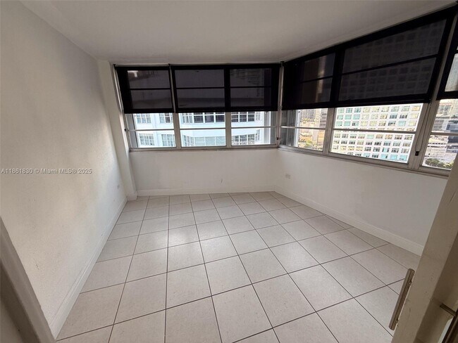 Building Photo - 801 Brickell Bay Dr