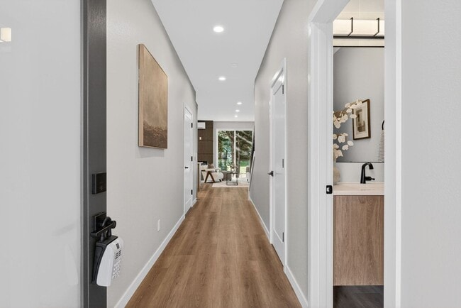 Building Photo - 15609 SE Meadowlark Ln