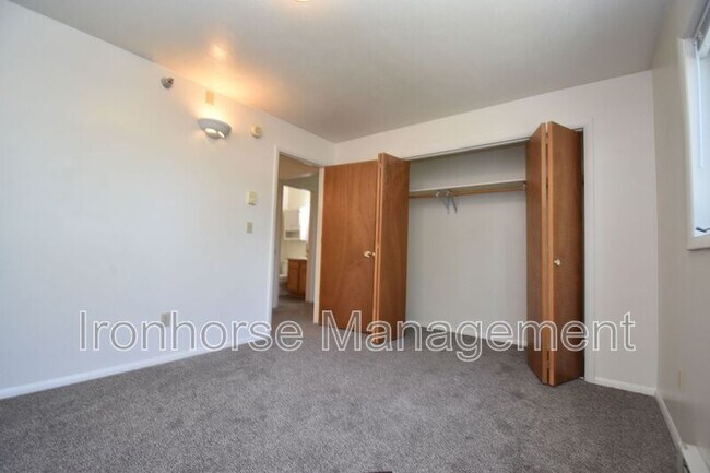 Building Photo - 813 W Villard St