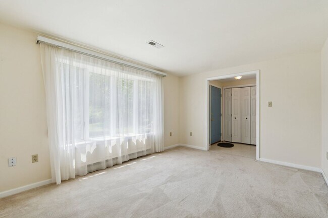 Building Photo - Charming One-Level Home Nestled Among Matu...
