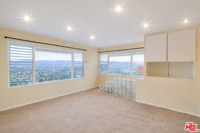 Building Photo - 3641 Sunswept Dr