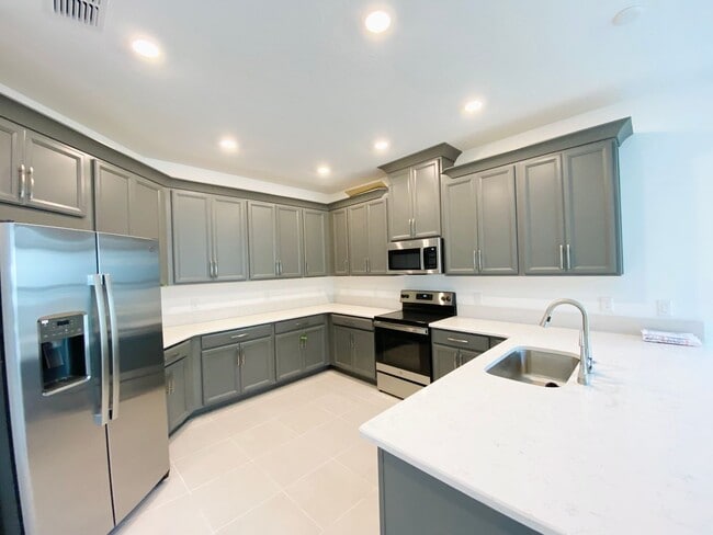 Building Photo - Winter Park  home in a Gated Community