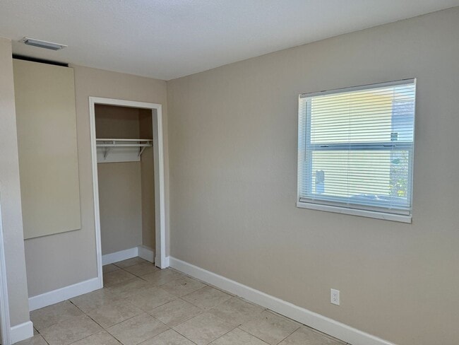 Building Photo - Fully Renovated and Modern 3/1 Available Now!