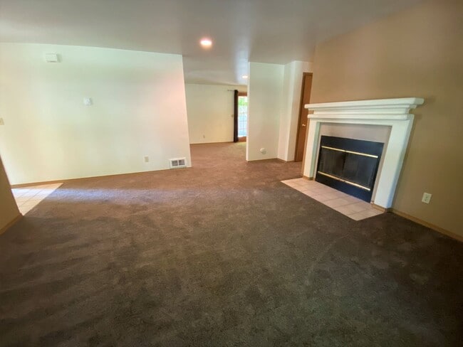 Building Photo - 3 Bed, 2 Bath 1 block from CWU