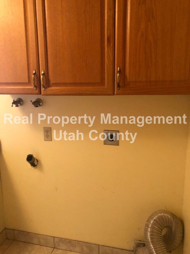 Building Photo - Spacious Lehi Home