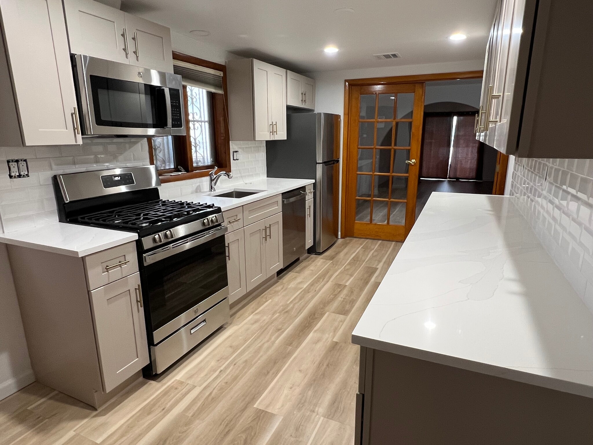 Large kitchen ( new ) - 13 Calumet St