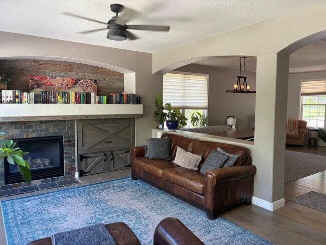 Building Photo - High-End 4 Bed 3.5 Bath Home Next to Arapa...