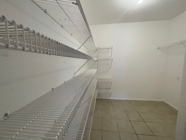 Building Photo - 531 Cantebury Park Ln