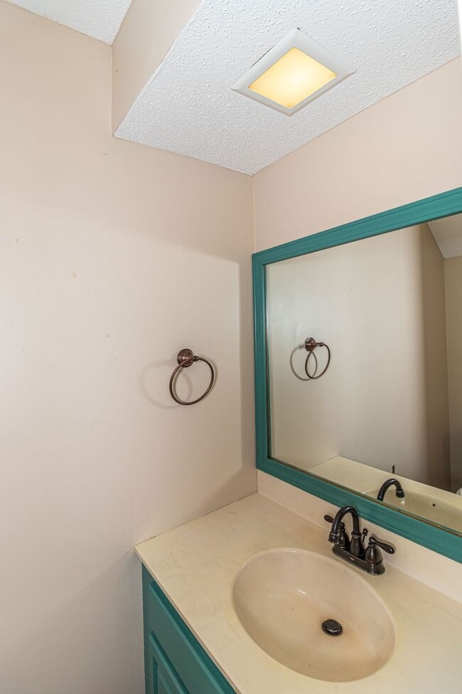 Building Photo - 2 BR, 2.5 BA Townhouse close to SJAFB! Newly renovated!