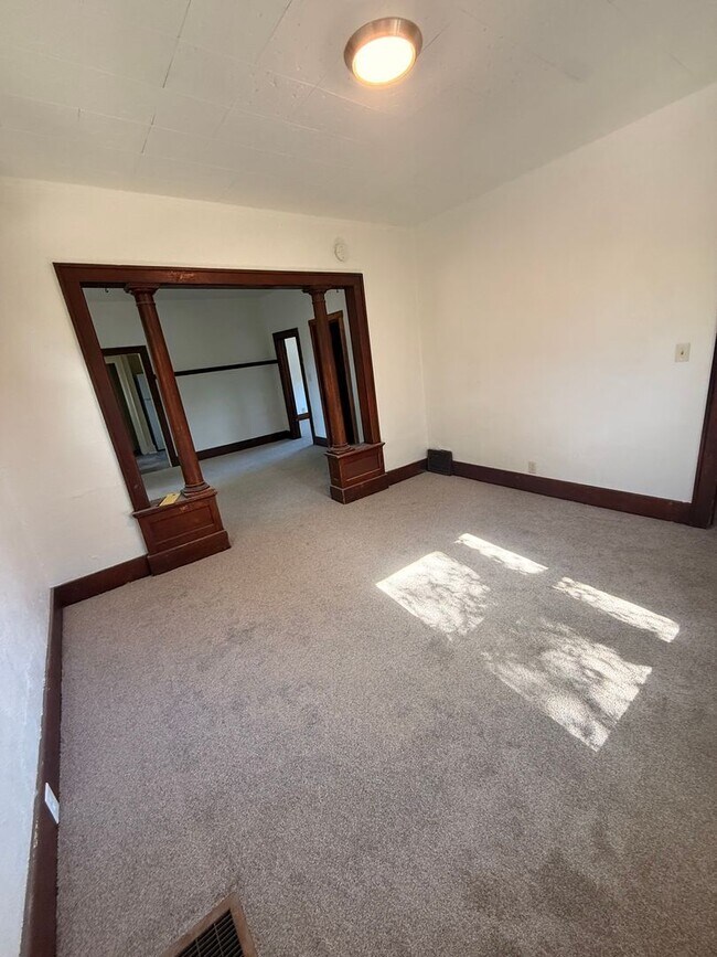 Building Photo - 2 bed 1 bath House for rent!