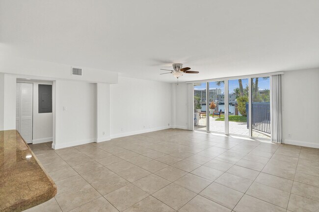 Building Photo - 1717 N Riverside Dr