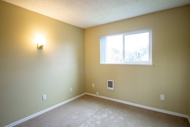 Building Photo - Garden Level 2 Bedroom in Trendy Buckman Neighborhood!